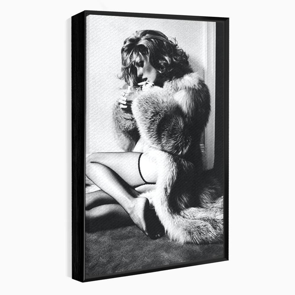 Tablou canvas cu tablou portret femeie retro cu blana, in rama de aluminiu negru